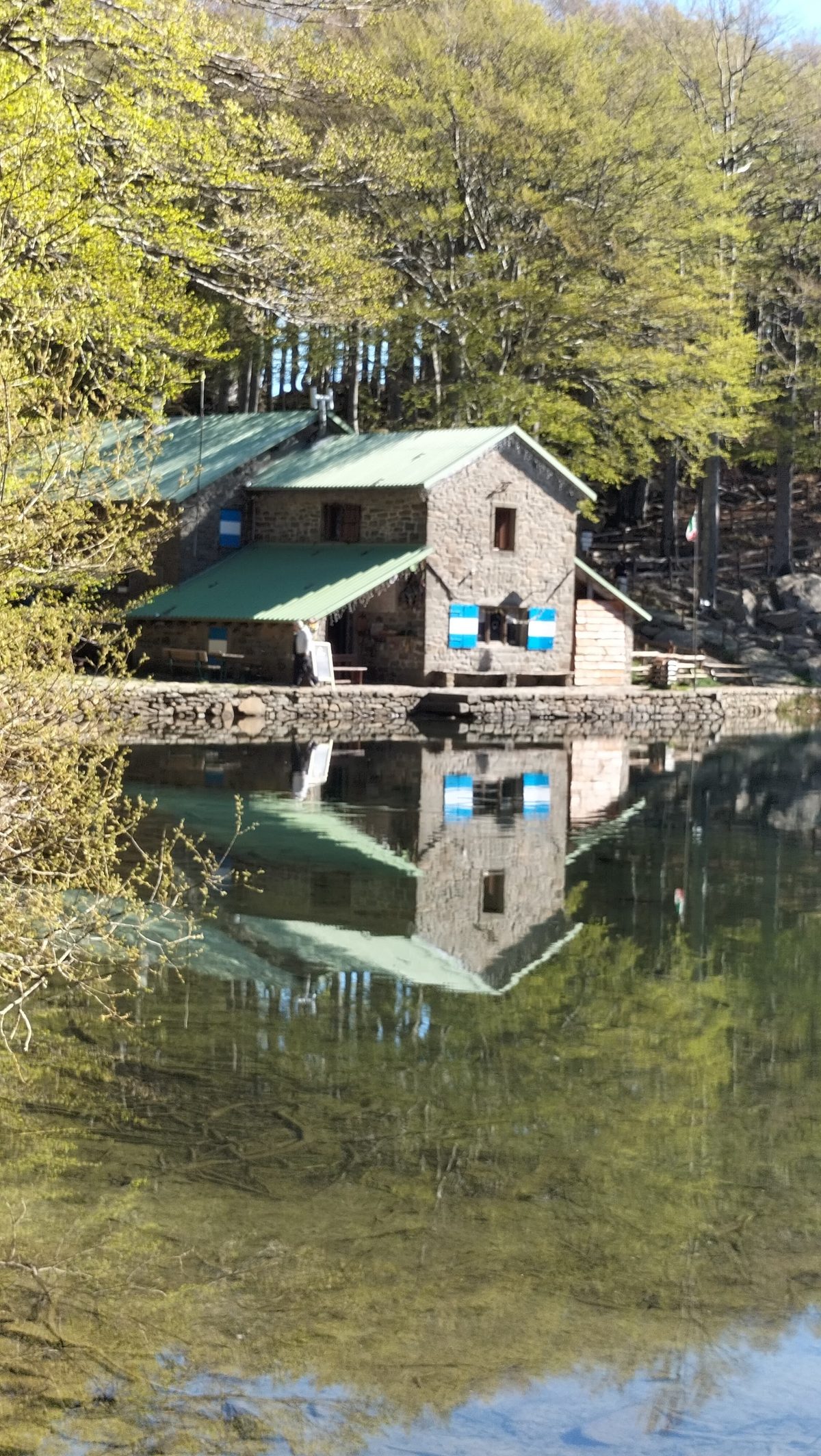 Il Rifugio Mariotti sulle rive del Lago Santo