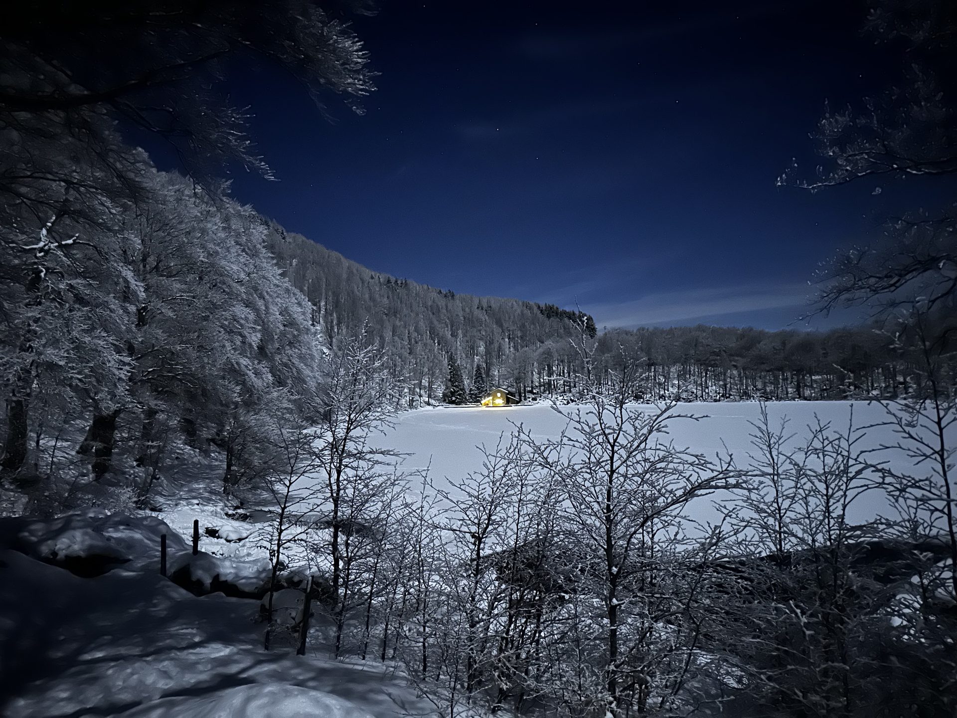 L'inverno con ciaspole e sci